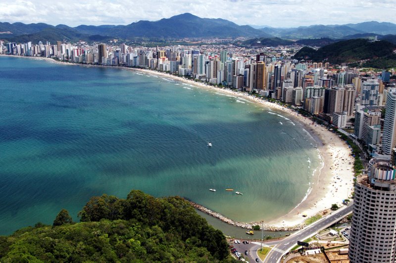 Balneário Camboriú (SC) Uma das maiores concentrações de mulheres bonitas do Brasil, e uma noite que não fica a dever nada pra São Paulo, com os megaclubes Green Valley (um dos clubes mais bonitos do país) e Warung (tudo bem que fica na cidade vizinha, mas todo mundo que está em Camboriú se joga por lá), é o destino certo pra quem quer paquerar embalado por música eletrônica de qualidade