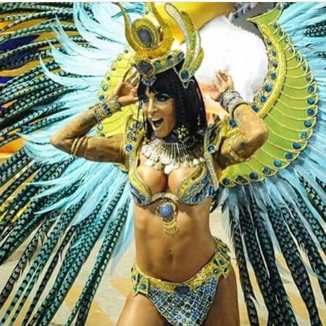 Durante uma entrevista ao vivo pra Globo, Carla Prata soltou uma das pérolas deste carnaval: “Tentamos de tudo para fazer uma fantasia à altura da Cleópatra para ela ficar bem feliz”. Ooops, erros históricos à parte, ela está entre as musas de 2015, e desfilou pela União da Ilha