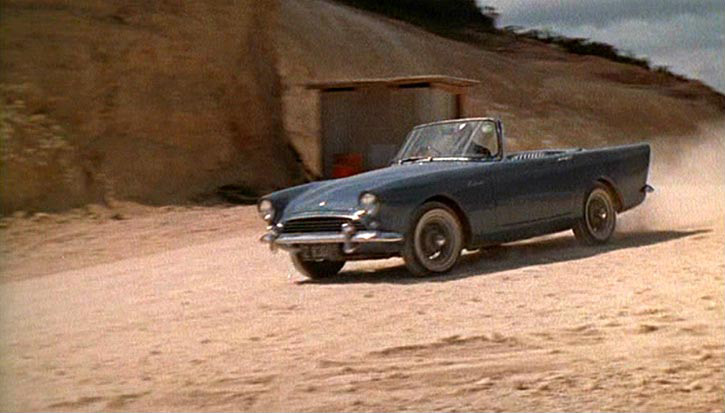 Em 1962, em O Satânico Dr. No , James Bond dirige um Sunbeam Alpine, um conversível azul, que tinha como característica a alta velocidade 