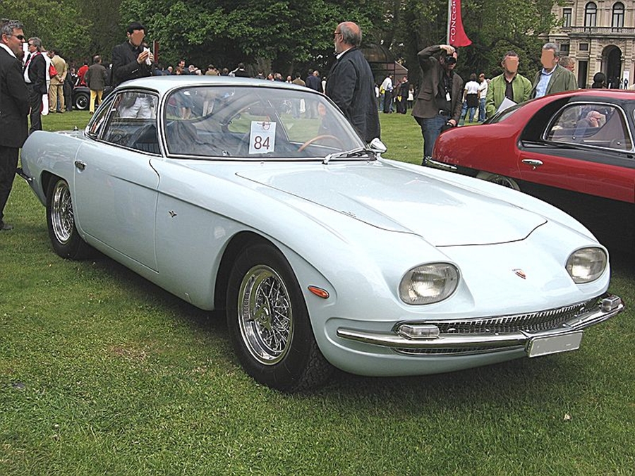 Ferruccio Lamborghini era um rico construtor de tratores e fazendeiro, descendente de toureiros, e assim como a maior parte da sociedade de elite da época, utilizava automóveis da marca Ferrari. Certo dia, porém, Ferruccio encontrou Enzo Ferrari, criador da montadora, enquanto fazia uma revisão de sua Ferrari na fábrica, e foi reclamar a respeito do sistema de embreagem de sua Ferrari, com o qual Ferruccio já andava há tempos insatisfeito