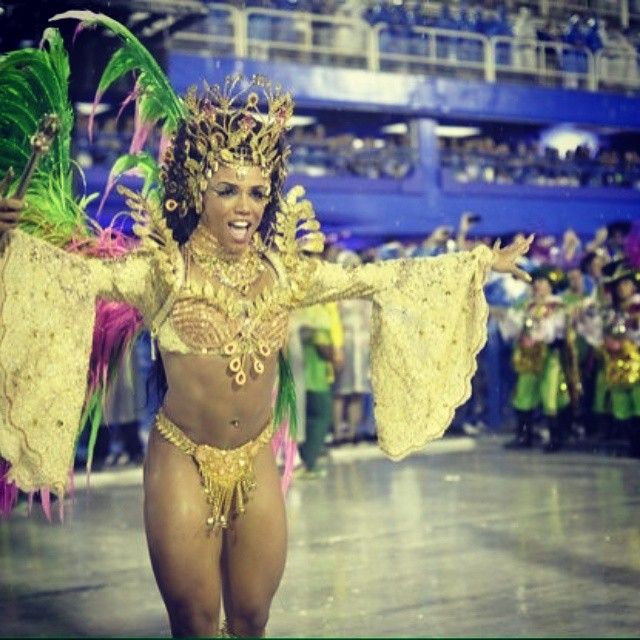 Evelyn Bastos durante o ano é estudante de Educação Física, mas é no carnaval como Rainha de Bateria da Mangueira, que ela mostra toda sua saúde e disposição