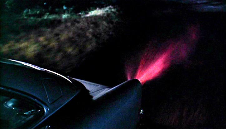 Aston Martin DB5, em 007 - Contra Goldfinger (1967), tem metralhadora nas lanternas