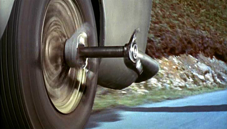 Aston Martin DB5, em 007 - Contra Goldfinger (1967), pode cortar os pneus de quem o perseguir 