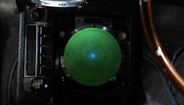 Entre os gadgets do Aston Martin DB5, em 007 - Contra Goldfinger (1967), tem um rastreador que pode seguir carros