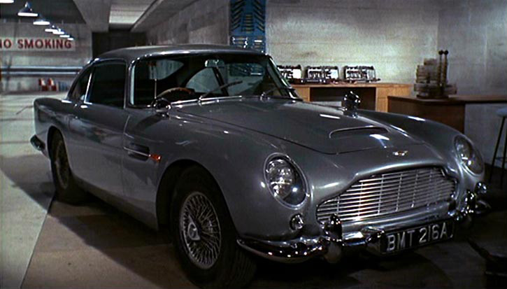 Aston Martin DB5, pra muitos fás de James Bond, é o carro mais clássico do espião. Em 007 - Contra Goldfinger (1967), é a primeira vez que aparece o personagem Q, que transforma os carros em armas de guerra