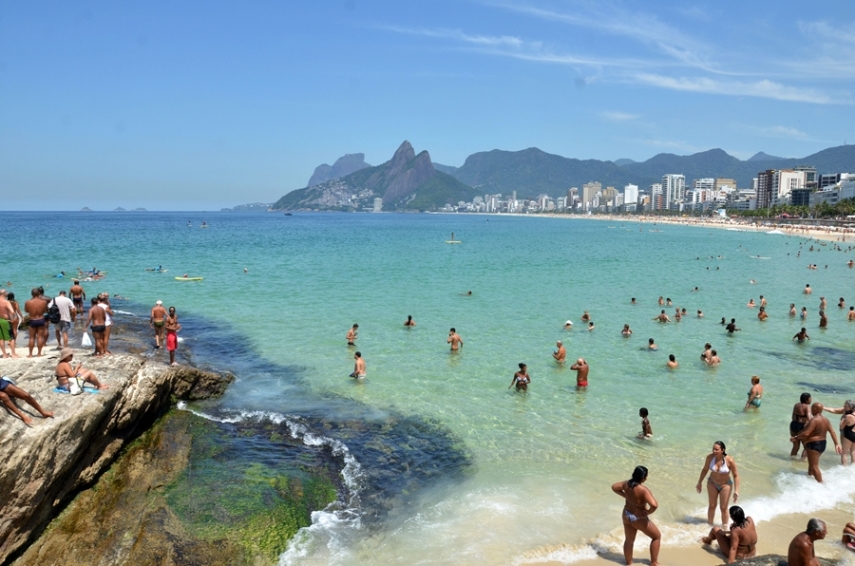 Arpoador (RJ) A febre deste verão é ficar na praia do Arpoador a partir do por do sol, e dar um mergulho noturno. A azaração começa nas pedras, no entardecer, e se estende quando a noite começa. Com a sensação térmica de 50 graus fácil, é o melhor lugar e hora pra estar no Rio