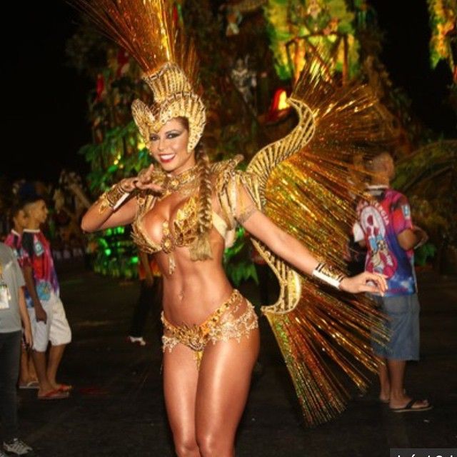 E quem disse que as loiras não tem seu espaço no Carnaval? Cacau Colucci, a ex-BBB desfilou pela Dragões da Real em São Paulo, prova que o Brasil tem lugar pra mulher bonita de todas as cores, todas as raças
