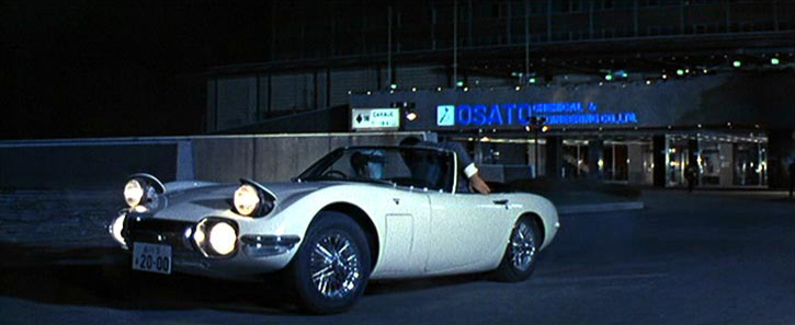 Curiosamente, James Bond não dirige nenhum carro em Com 007 só se vive duas vezes (1967), mas um Toyota 2000 GT é usado em duas cenas, sendo pilotado por Aki (Akiko Wakabayashi), que tem rádio transmissor, câmera de vídeo, transmissor de TV, sendo o pioneiro nestes elementos