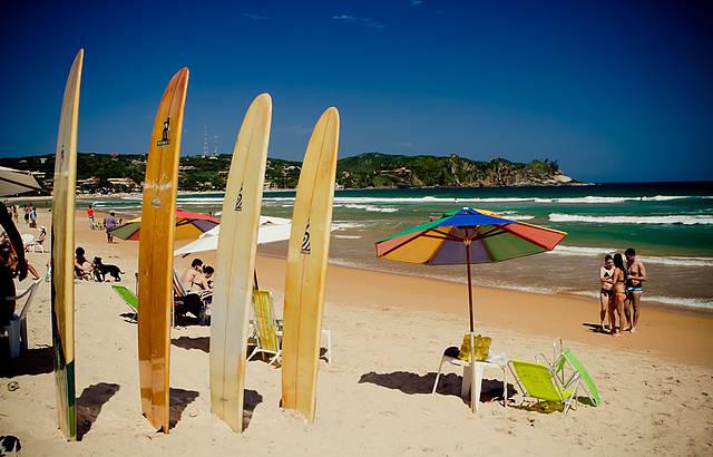 Praia de Geribá, Búzios (RJ) São apenas dois quilômetros de areia branca e fina, boa pra prática de esportes como surf, bodyboard, futevôlei, windsurf e stand up paddle, além da paquera. O jovens ficam do lado direito da praia, em frente ao Fishbone Café, com bar, restaurante, pizzaria, fish grill e lounge onde a música eletrônica rola solta nos feriados e no verão, especialmente no fim de tarde