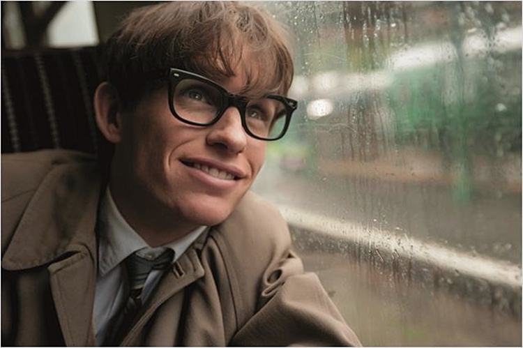 Eddie Redmayne ("A teoria de tudo"): Baseado na biografia de Stephen Hawking, o filme mostra como o jovem astrofísico (Eddie Redmayne) fez descobertas importantes sobre o tempo, além de retratar o seu romance com a aluna de Cambridge Jane Wide (Felicity Jones), e a descoberta de uma doença motora degenerativa quando tinha apenas 21 anos
