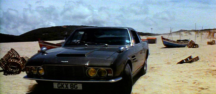 Aston Martin DBS é o carro escolhido para 007 - A serviço secreto de Sua Majestade (1969), na sequencia em que Bond resgata Tereza Di Vicenzo de cometer suicídio. Ao contrário de seus predecessores, não conta com engenhocas, somente um rifle telescópio no porta-luvas