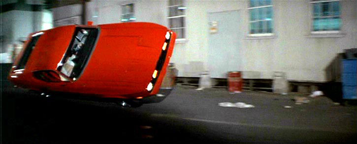 Ford Mustang Mach 1 é usado numa cena de perseguição em Las Vegas, tendo seu ápice, quando James Bond escapa da polícia em um beco estreito dirigindo o veículo em duas rodas, em 007 - Os diamantes são eternos (1971) 