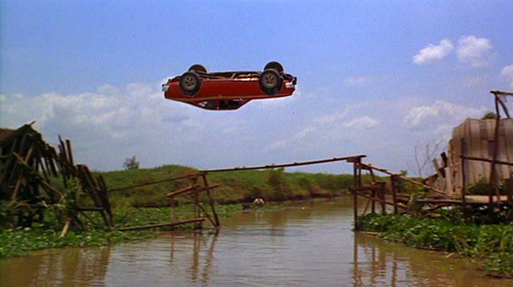 A cena mais incrível com o AMC Hornet em 007 - Contra o homem com a pistola de ouro (1974), é quando ele executa um salto de 360 graus sobre um rio