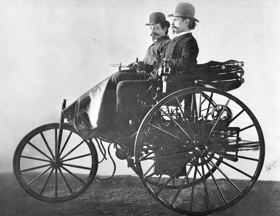 Como qualquer grande invenção é muito complicado dizer quem é o pai da criança. Geralmente ganha o crédito quem conseguiu juntar um monte de coisas que estavam separadas, de uma forma prática. Assim, Karl Benz, em 1886, patenteou seu veículo de três rodas, que tinha seu próprio sistema de acelerador, velas de ignição, câmbio de engrenagens, radiador de água, carburador e outros fundamentos, que ajudam a entender o carro como conhecemos hoje