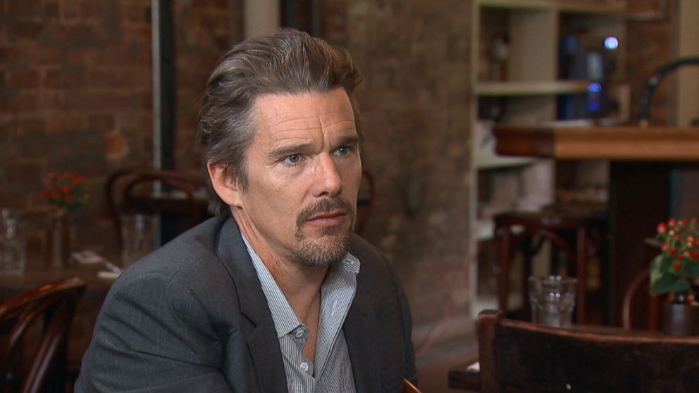 Ethan Hawke ("Boyhood") é o pai divorciado de Mason Evans, Jr, interpretado por Ellar Coltrane. A curiosidade fica por conta do tempo de produção do filme, 12 anos, onde o mesmo elenco se reunia de 3 a 4 dias por ano, para filmar a história do garoto de 6 anos até sua entrada na faculdade aos 18 anos.