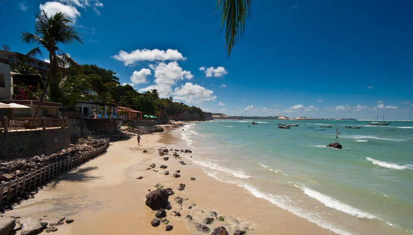 Praia da Pipa (RN) Uma das praias mais bonitas do Brasil, ainda tem a vantagem de ficar perto de Tibau do Sul e da Praia do Amor, pra onde deve levar sua paquera. De dia aproveite os passeios de bugue, barco, ou pau-de-arara, um jipe aberto bem popular por lá. De noite tem a Baia dos Golfinhos, onde (quase) tudo acontece, e procure saber onde vai ter os luaus de verão