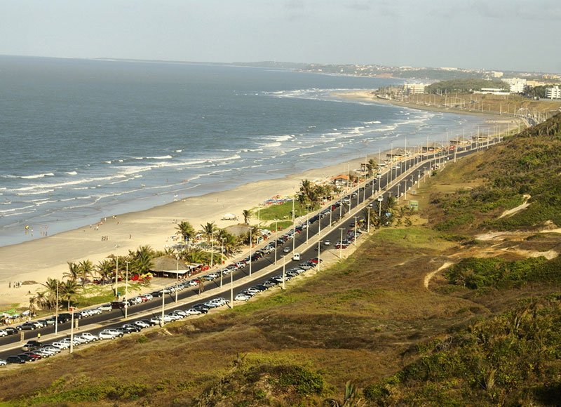 Praia de São Marcos (MA) Outra praia de surfistas, que tem seu point no Maranhão, na Praia de São Marcos, especialmente no verão. Em quase toda a orla, a infraestrutura oferece bares e quiosques, onde dá pra comer por bons preços camarões, patinhas de siri, caranguejo, e aproveitar pra paquerar. Vale a pena conhecer Olho D’água e Calhau