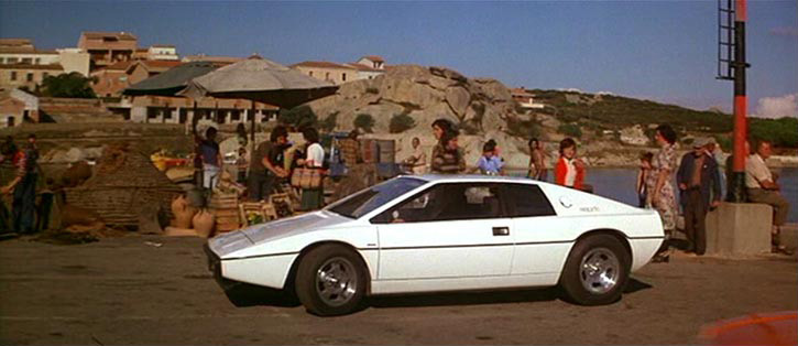 A Lotus Spirit está para Roger Moore, como o Aston Martin é para Sean Connery, que fez sua estreia em 007 - O espião que me amava (1977)