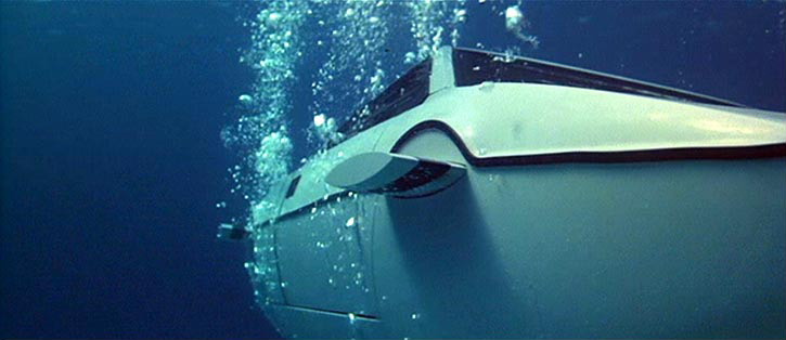 Entre as coisas impressionantes que a Lotus Spirit faz em 007 - O espião que me amava (1977) é se transformar em um submarino com mísseis 