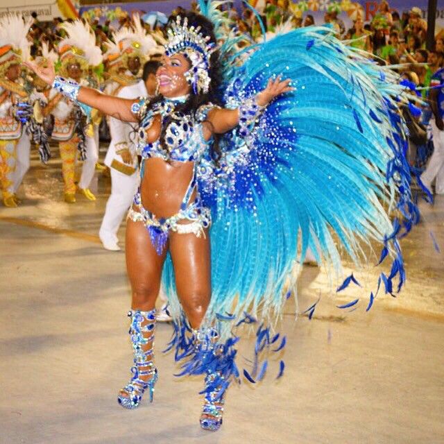 Raissa de Oliveira é rainha-toda-sarada de bateria da Beija-Flor, campeã do carnaval 2015 do Rio de Janeiro