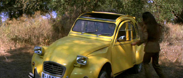 Nem só de carrões vive James Bond. Em 007 - Somente para seus olhos (1981), Melina Havelock oferece como carro de fuga um Citroën 2CV, que dá conta do recado, mesmo que a primeira vista, ele não seja o ideal de 007