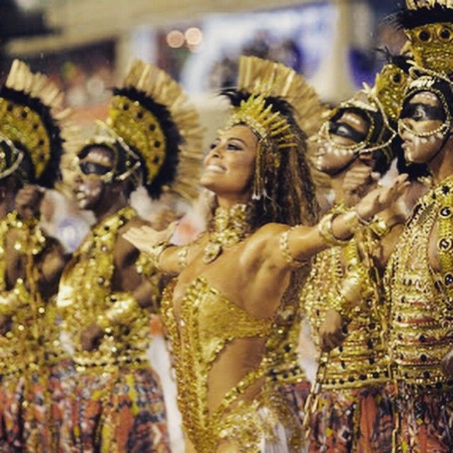 Juliana Paes, na Comissão de Frente da Viradouro, provando que é musa até debaixo do aguaceiro que caiu quando a escola entrou no Sambódromo