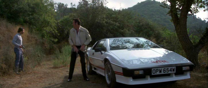 No filme 007 - Somente para seus olhos (1981), Bond dirige a Lotus Spirit Turbo para investigar o esconderijo de Hector Gonzales. No entanto, quando um de seus capangas tenta entrar no carro, a proteção contra assaltantes é ativada e o carro explode