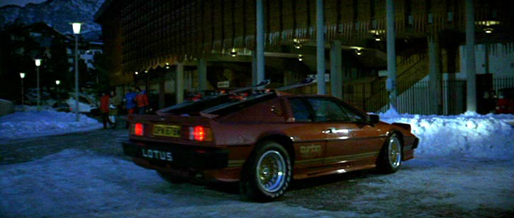 Depois de ter sua Lotus Spirit Turbo explodida, em 007 - Somente para seus olhos (1981), Bond ganha uma segunda versão vermelha