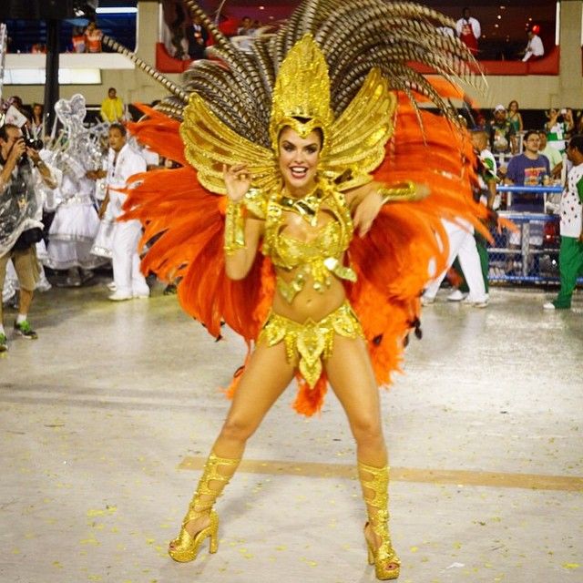 Paloma Bernardi escreveu no seu Insta “Grande Rio É do Baralho”. Nós achamos que você também é!