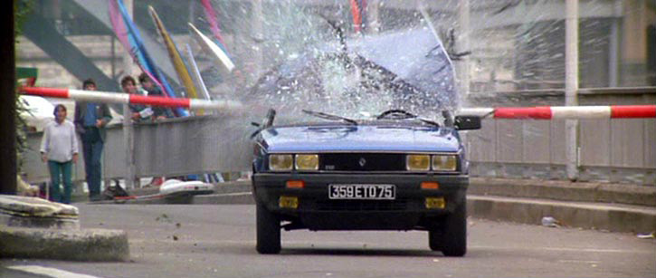 ... o táxi Renault perde o capô, numa das cenas mais incríveis em 007 - na mira dos assassinos (1985)
