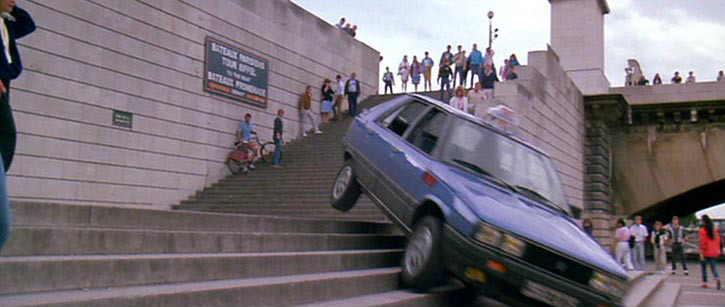 Uma das especialidades de James Bond é pegar “emprestado” um carro pra perseguir alguém ou fugir dos vilões. Em 007 - na mira dos assassinos (1985), ele usa um taxi Renault, numa sequencia absurda, onde o carro desce uma escadaria...