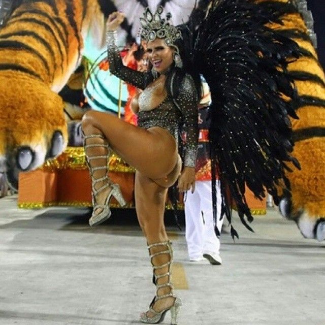 Solange Gomes, rainha de bateria aos 40 anos da Porto da Pedra escreveu no seu Insta: “Vcs assinam embaixo que tô gostosa a bessa kkkk #aceitaqueeunaoembaranguei”. A gente aceita, assina, faz o que você quiser