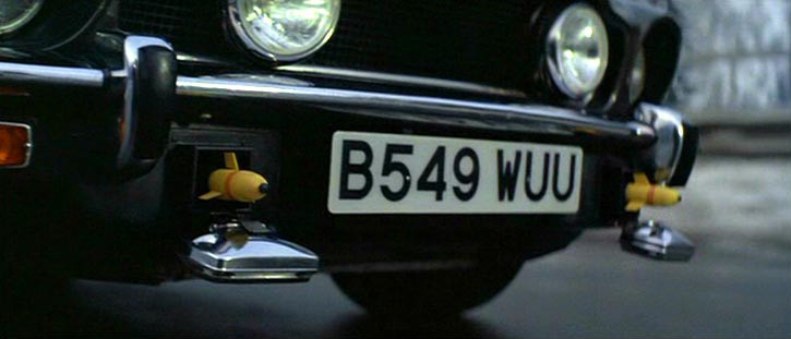 Aston Martin V8 tem painel lança-míssil, que ficam nas lanternas dianteiras, em 007 - marcado para a morte (1987)