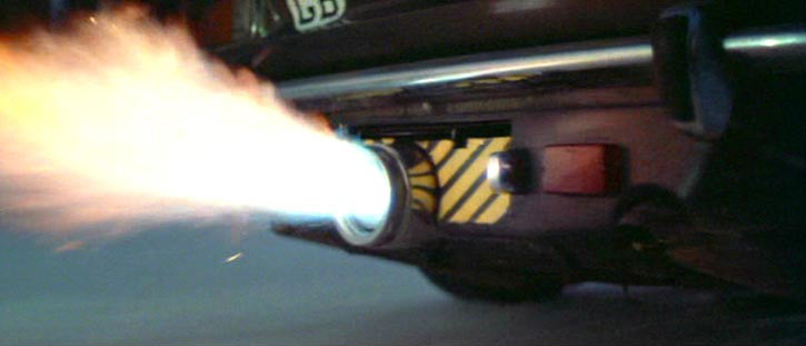 Aston Martin V8 tem propulsão de foguete pras cenas de fuga em 007 - marcado para a morte (1987)