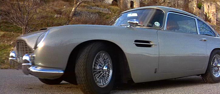 Aston Martin DB5 faz sua volta em 007 - contra GoldenEye (1995) e 007 - O amanhã nunca morre (1997). É considerado um modelo clássico, mas em Goldeneye, o primeiro gadget que aparece é um compartimento pra campanhe! 