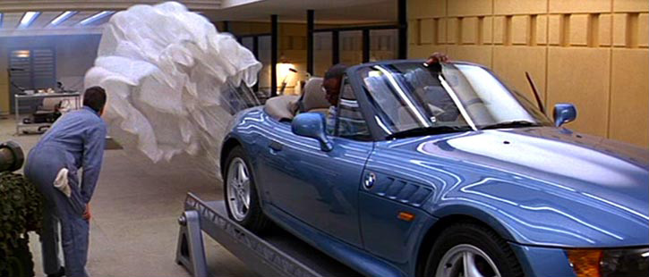 Em 007 - contra GoldenEye (1995), 007 também dirige uma BMW Z3 Roadster, que aparece rapidamente em duas cenas. Na clássica aparição de Q explicando as engenhocas do carro: sistema de frenagem por paraquedas, mísseis, acento ejetor, entre outros