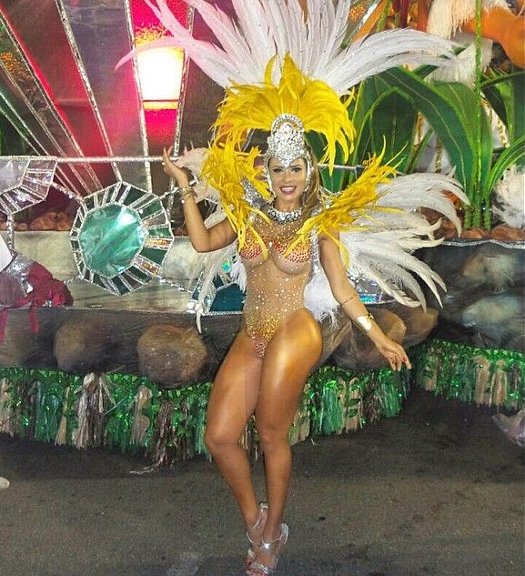 Alessandra Batista, assistente de palco do programa Os Legendários, mostra o corpo perfeito pra defender a Unidos de Vila Maria em São Paulo 