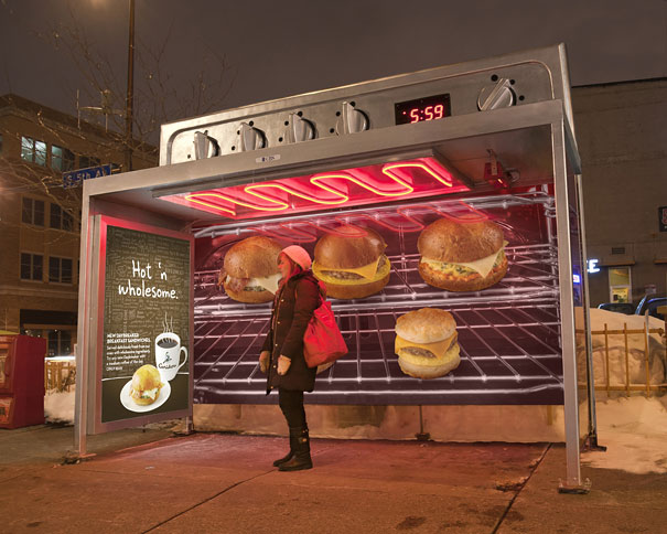 Esse ponto de ônibus foi transformado em um aquecedor no formato de forno para promover o café da manhã da rede Caribou