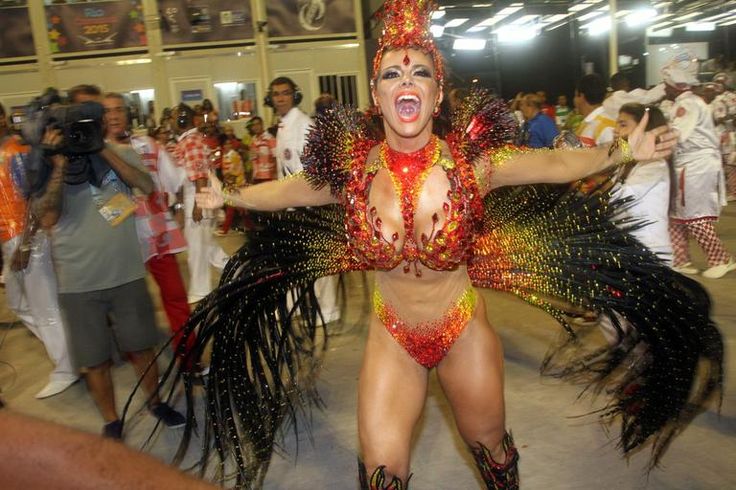 Viviane Araújo mostra o porquê de ser conhecida como a Rainha das Rainhas no desfile do Salgueiro