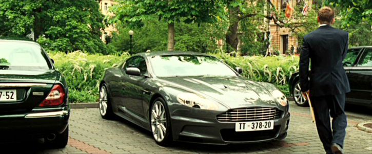 Em 007 - Casino Royale (2006) e 007 - Quantum of Solace (2008), é a vez do Aston Martin DBS. Entre os itens de série, temos um desfibrilador, um soro contra veneno, e a arma de Bond com silenciador 