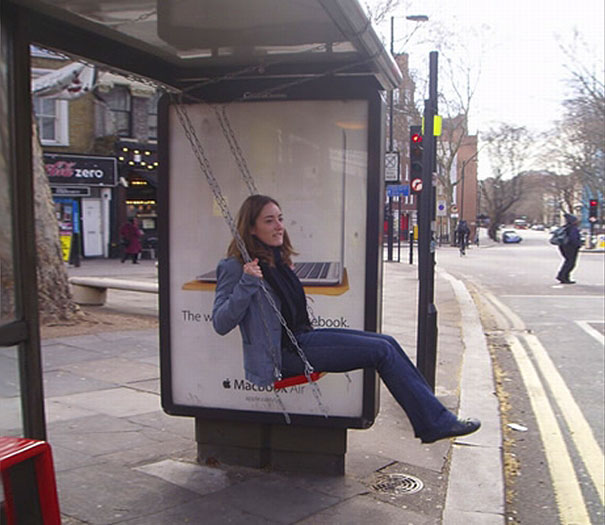 Para você se sentir leve como o computador da Apple, colocaram um balanço no ponto de ônibus 