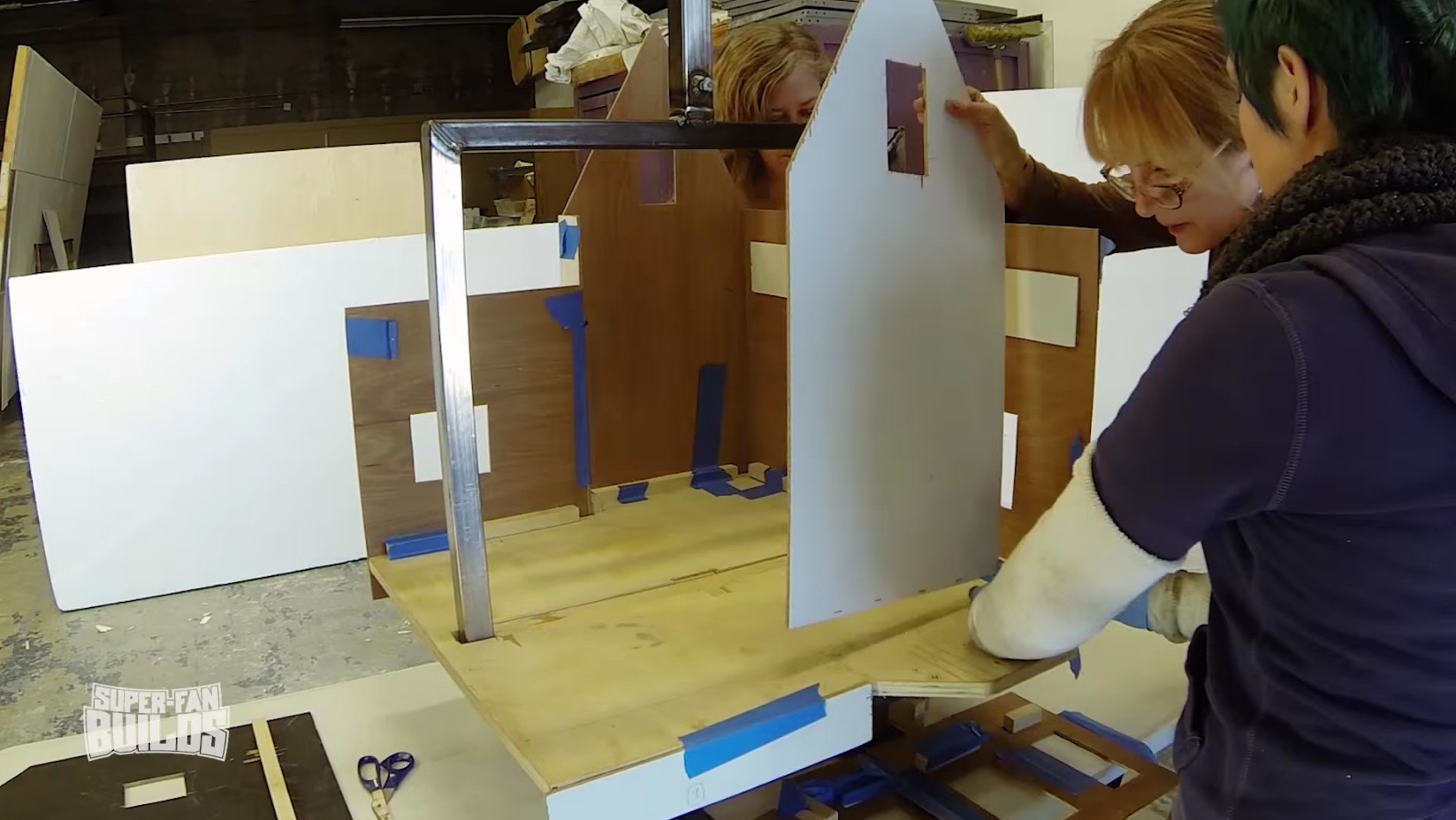 O programa Super-Fan Buildings  construiu uma casa de cachorro para a cadelinha Dug no formato da casa do personagem Fredricksen, de Up!