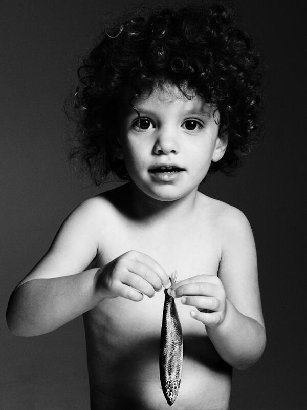 A pequena Angelina Rohl, filha fundador da Fishlove, Nicholas Rohl