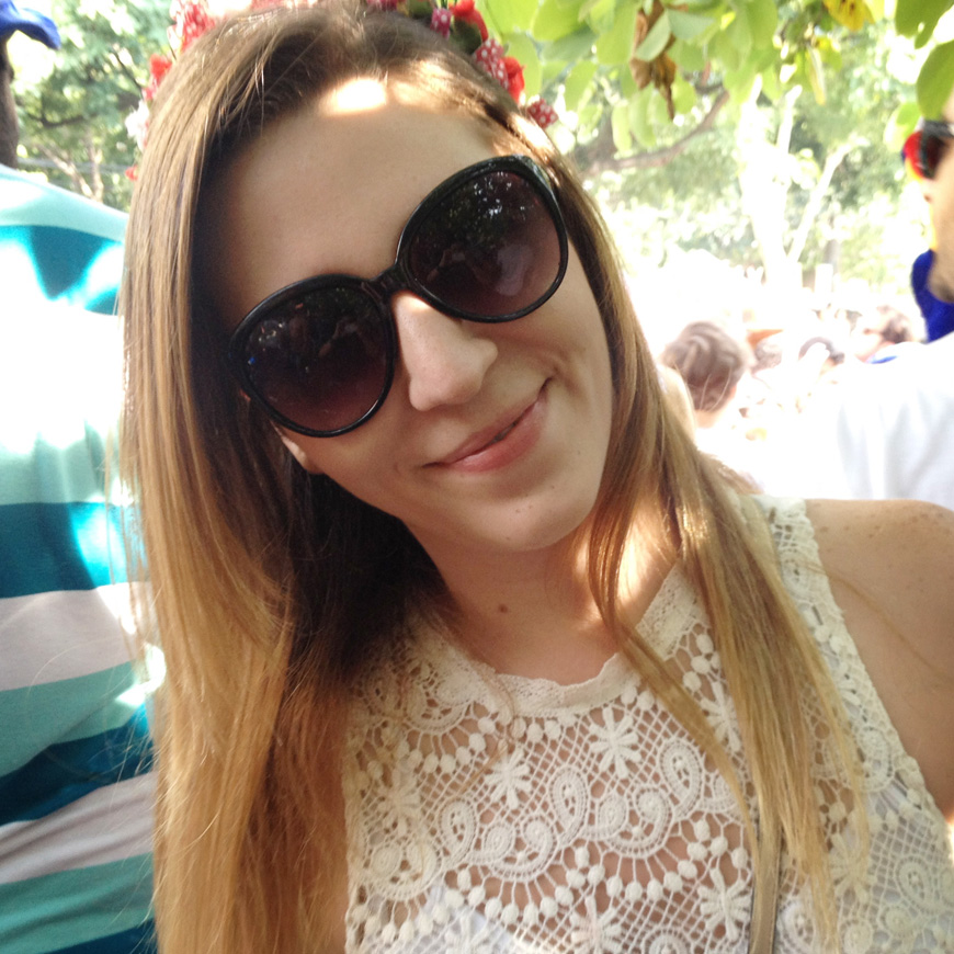No meio da balada, um cara virou para mim e gritou, 'Você se machucou?'. Eu fiquei assustada, achando que tinha alguém querendo me roubar. Ele, então, completou: 'Você se machucou quando caiu do céu?'.