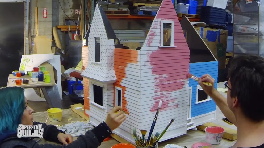 O programa Super-Fan Buildings  construiu uma casa de cachorro para a cadelinha Dug no formato da casa do personagem Fredricksen, de Up!