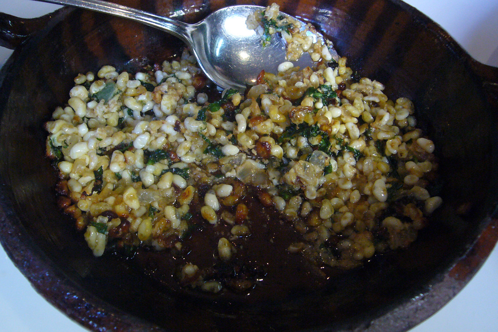 Conhecido como "caviar de inseto", essa iguaria, feitas de larvas e pupas de formiga, é consumida em terras mexicanas desde os tempos em que os astecas eram os bambambãs por lá. Dizem que tem um gosto meio de queijo e nozes. Soa bem...