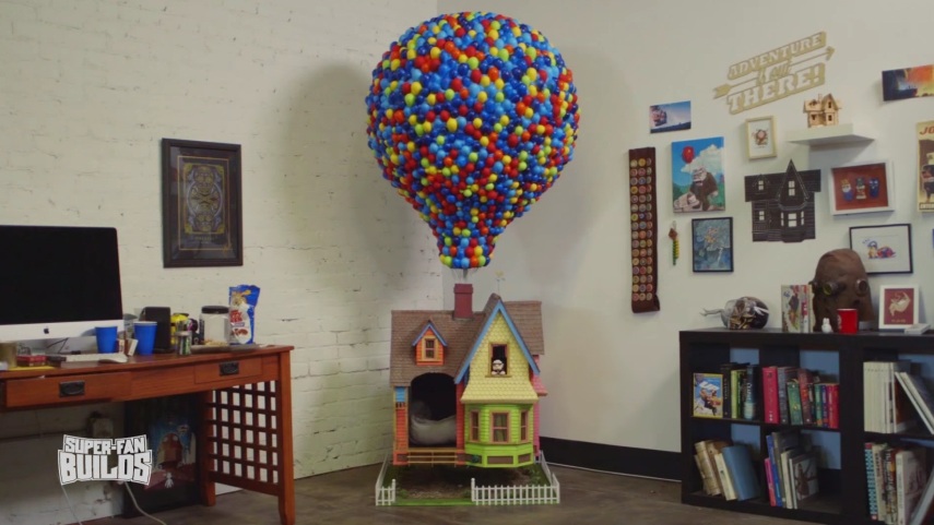 O programa Super-Fan Buildings  construiu uma casa de cachorro para a cadelinha Dug no formato da casa do personagem Fredricksen, de Up!