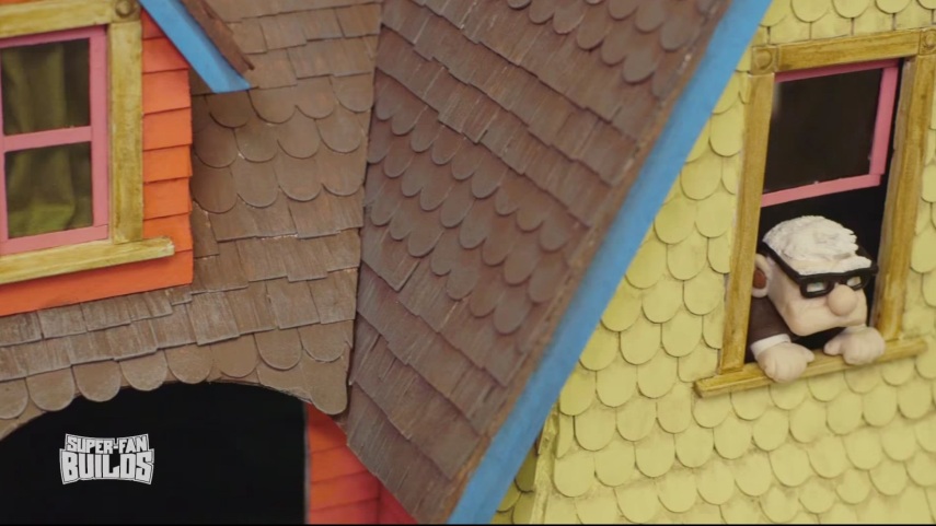 O programa Super-Fan Buildings  construiu uma casa de cachorro para a cadelinha Dug no formato da casa do personagem Fredricksen, de Up!