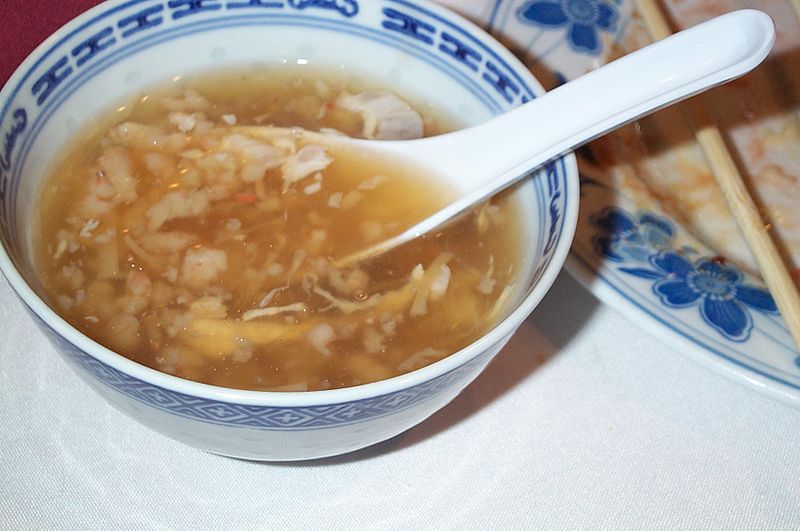 Quando você come uma sopa de ninho de andorinha, na China, você está, basicamente, comendo cuspe. Isso porque os ninhos dessas aves são feitas principalmente da saliva delas. Cada tigelinha de sopa pode custar o equivalente a R$ 100.

