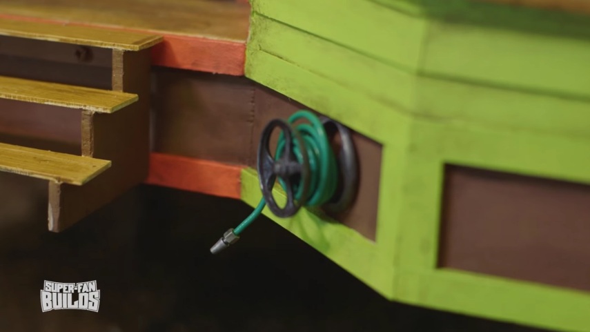 O programa Super-Fan Buildings  construiu uma casa de cachorro para a cadelinha Dug no formato da casa do personagem Fredricksen, de Up!